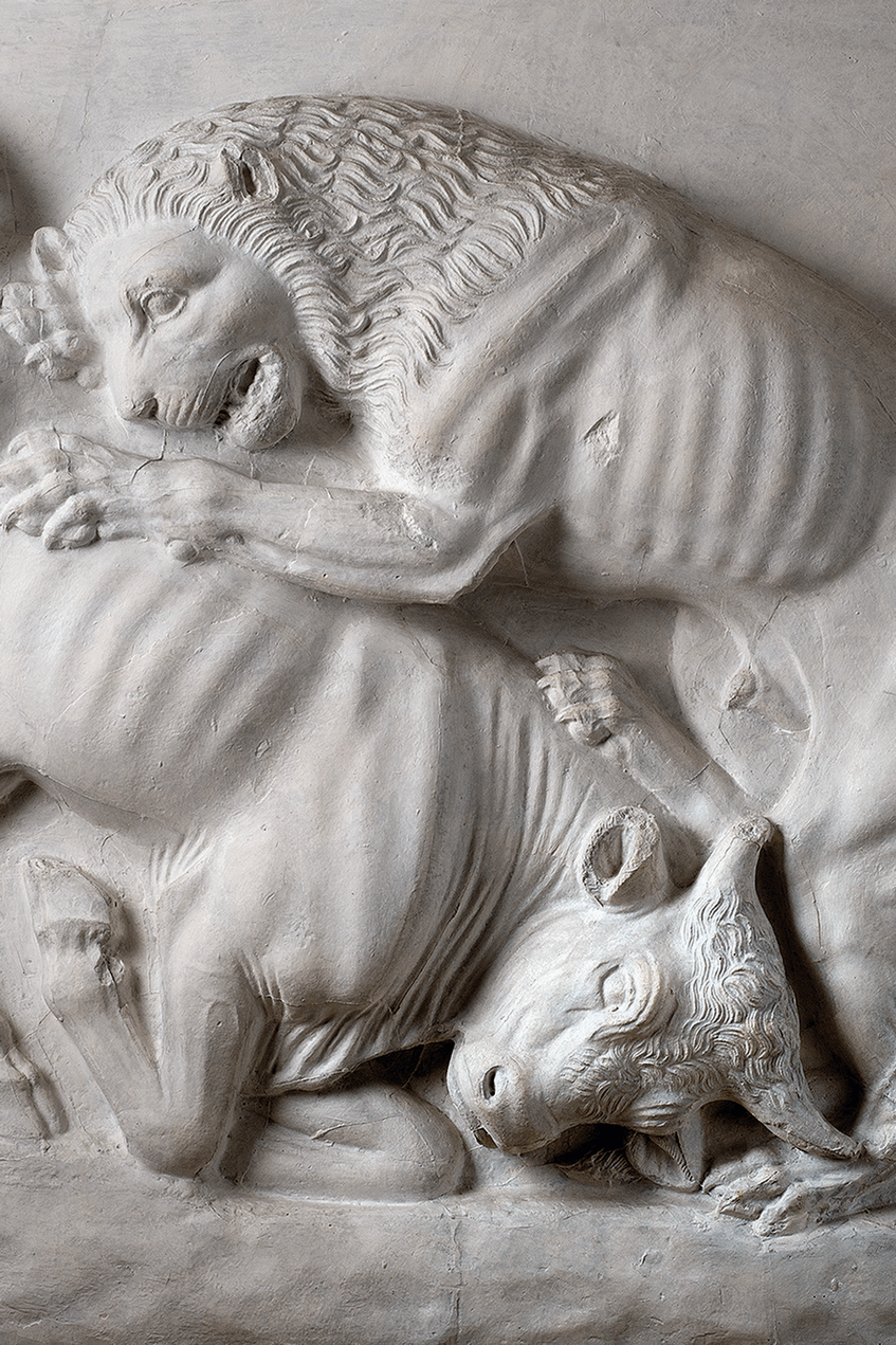 Das Bild zeigt den Gipsabguss einer Reliefplatte, die einen Löwen beim Reißen eines Stieres darstellt. Das Foto verlinkt auf eine Unterseite mit einer näheren Beschreibung dieses Bildwerks.